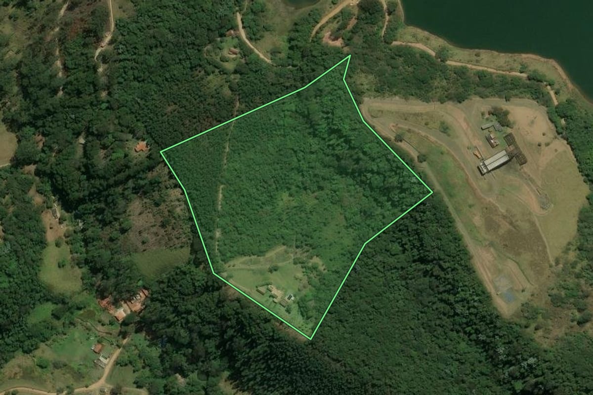Imagem de satélite do imóvel rural em Nazaré Paulista (SP), com o contorno declarado no CAR desenhado por cima.