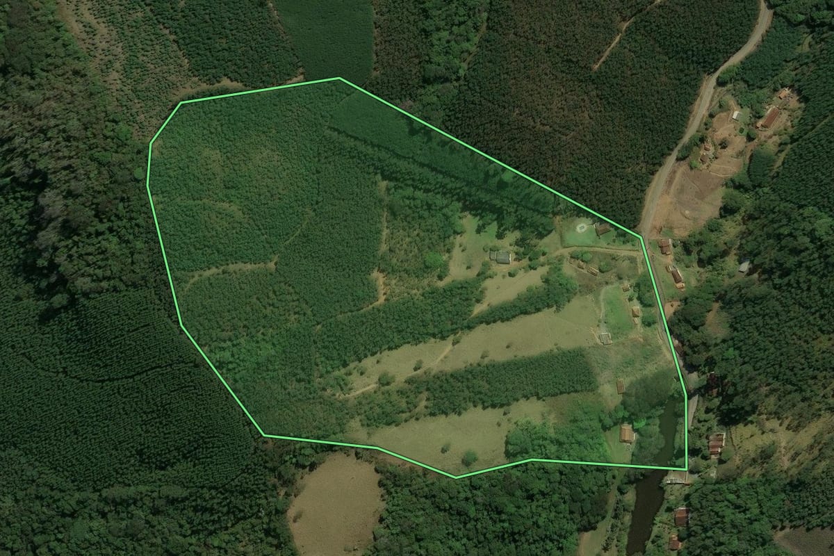 Imagem de satélite do imóvel rural em Nazaré Paulista (SP), com o contorno declarado no CAR desenhado por cima.