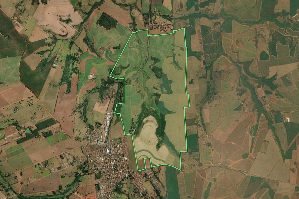 Imagem de satélite do imóvel rural em Neves Paulista (SP), com o contorno declarado no CAR desenhado por cima.