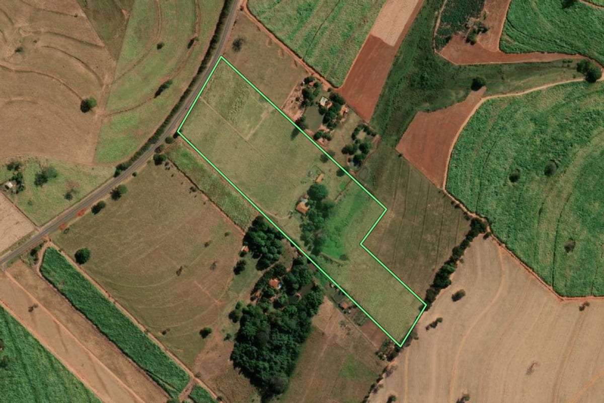 Imagem de satélite do imóvel rural em Neves Paulista (SP), com o contorno declarado no CAR desenhado por cima.