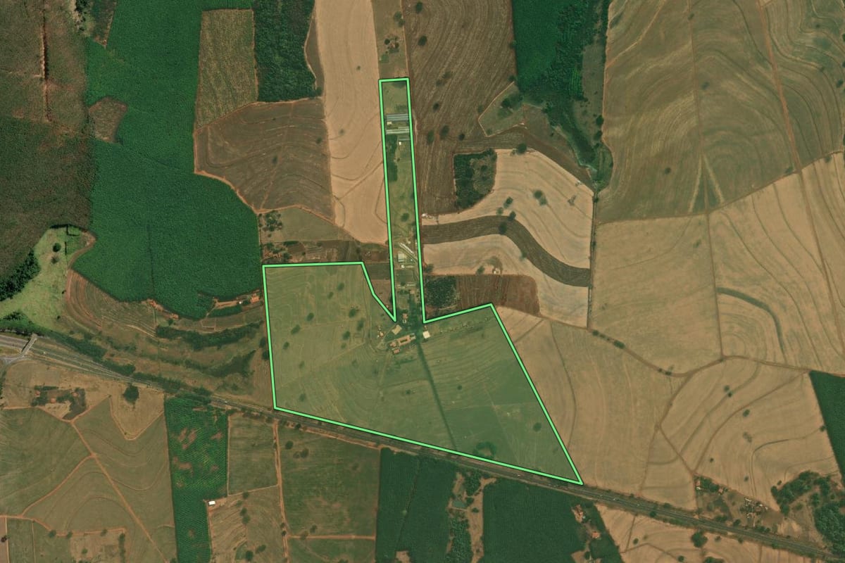 Imagem de satélite do imóvel rural em Neves Paulista (SP), com o contorno declarado no CAR desenhado por cima.