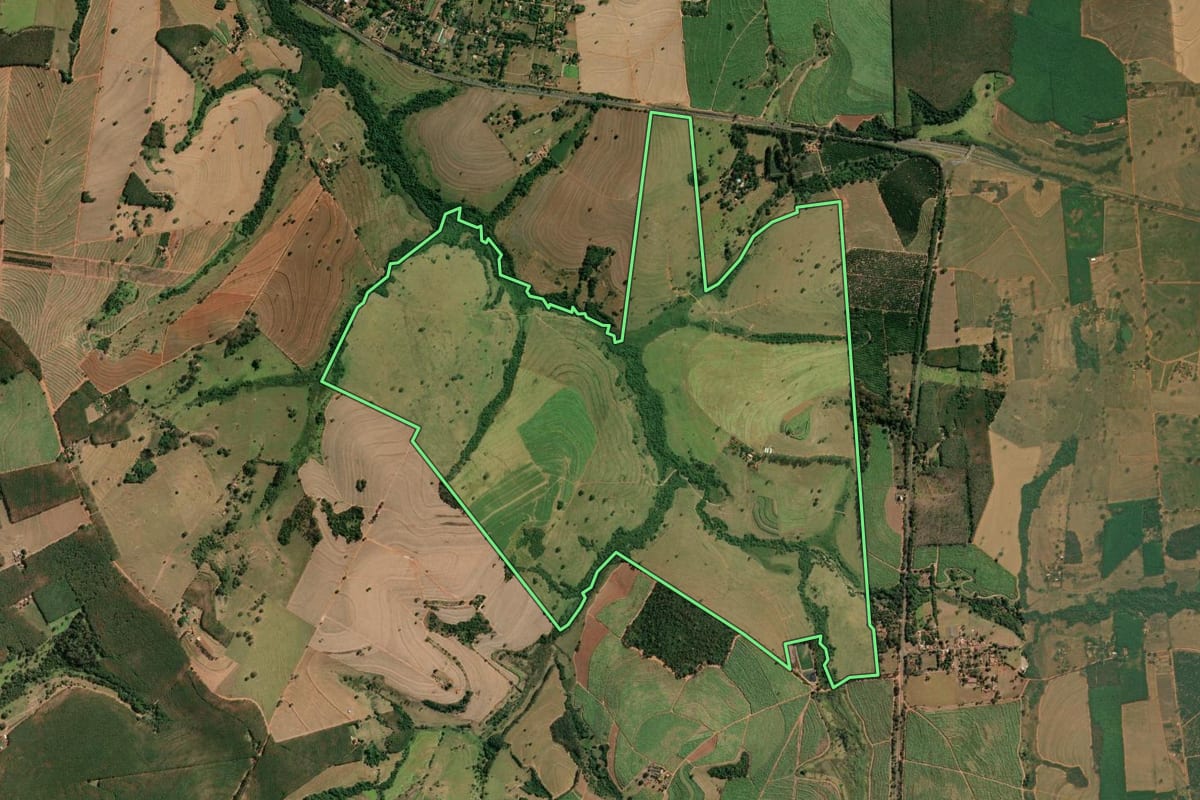 Imagem de satélite do imóvel rural em Neves Paulista (SP), com o contorno declarado no CAR desenhado por cima.