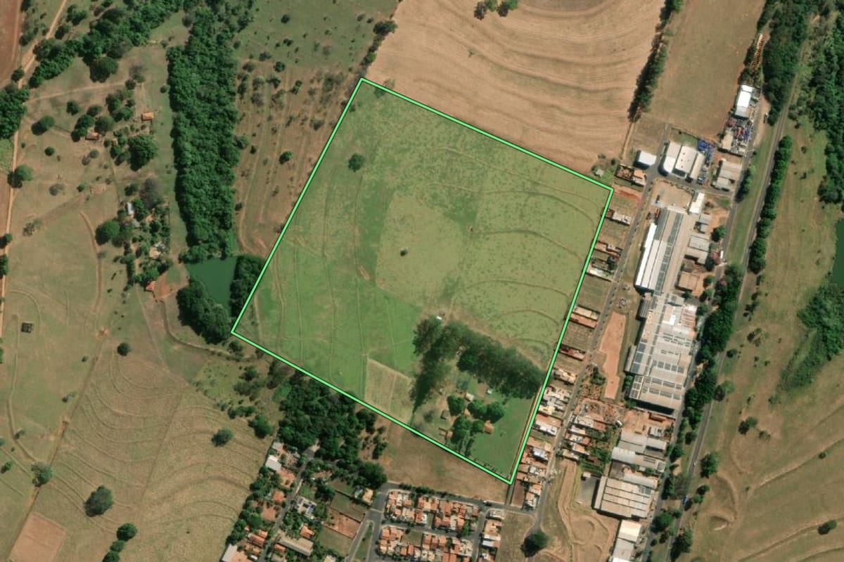 Imagem de satélite do imóvel rural em Neves Paulista (SP), com o contorno declarado no CAR desenhado por cima.