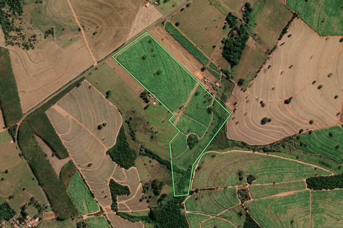 Imagem de satélite do imóvel rural em Neves Paulista (SP), com o contorno declarado no CAR desenhado por cima.
