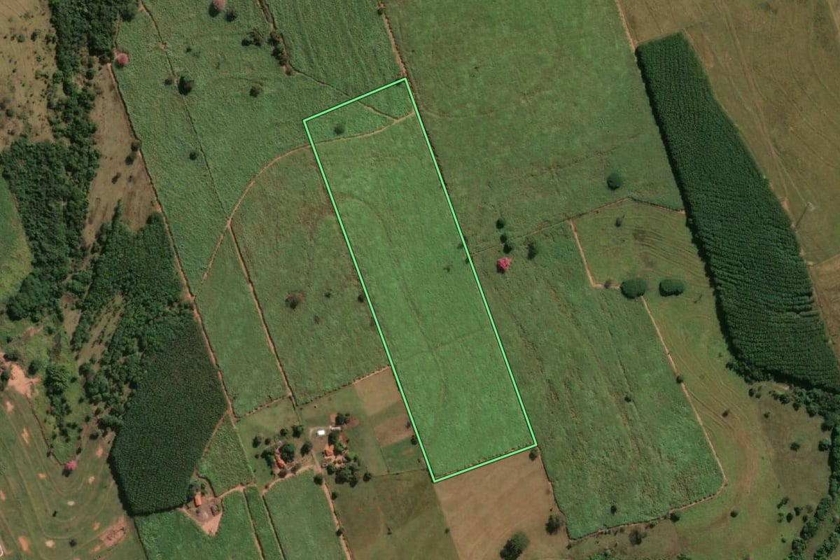 Imagem de satélite do imóvel rural em Nhandeara (SP), com o contorno declarado no CAR desenhado por cima.
