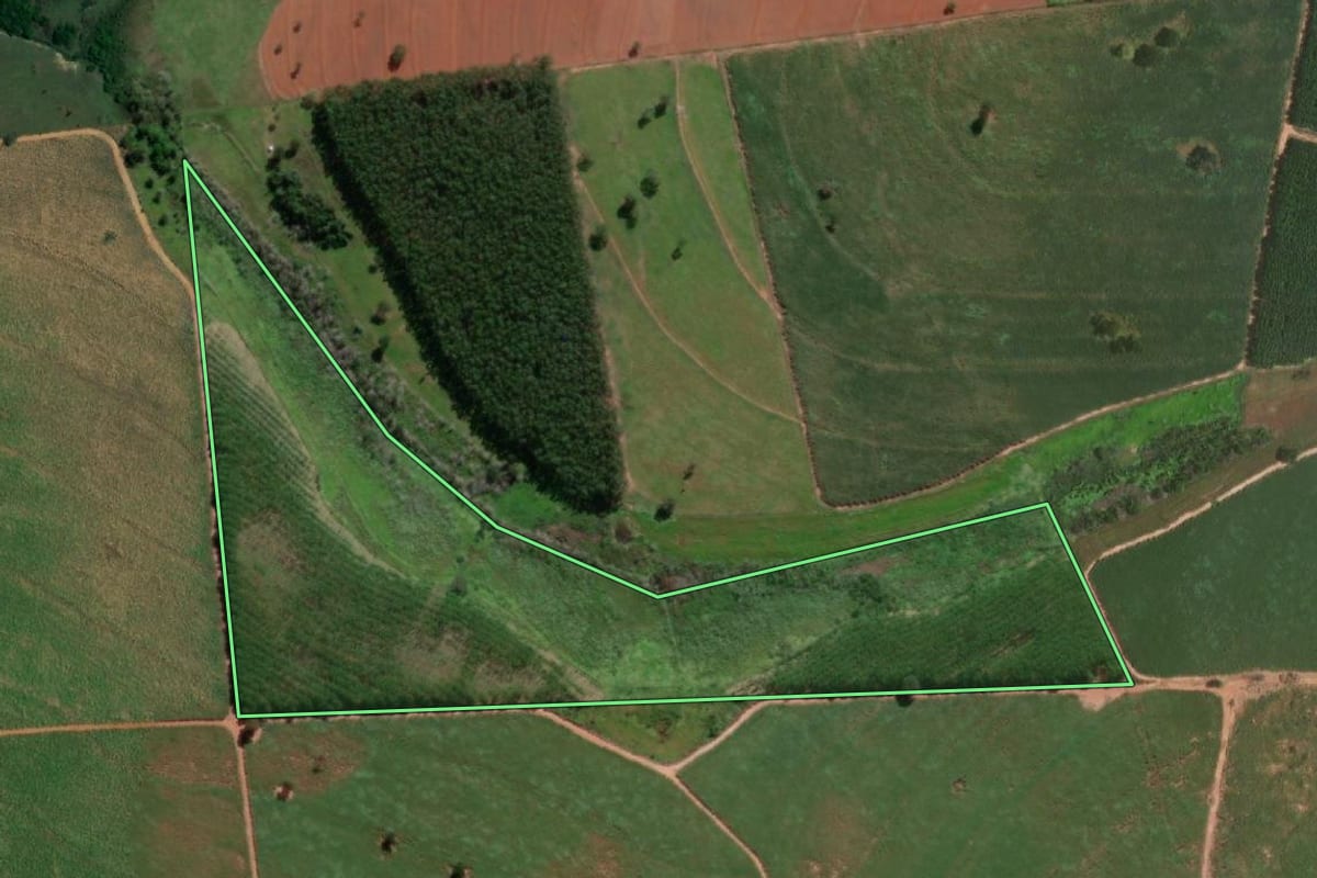Imagem de satélite do imóvel rural em Nhandeara (SP), com o contorno declarado no CAR desenhado por cima.