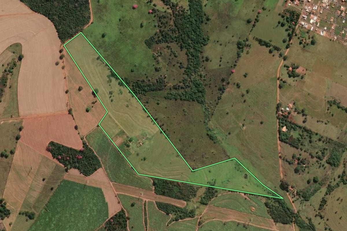 Imagem de satélite do imóvel rural em Nhandeara (SP), com o contorno declarado no CAR desenhado por cima.