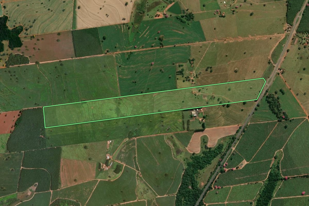 Imagem de satélite do imóvel rural em Nhandeara (SP), com o contorno declarado no CAR desenhado por cima.