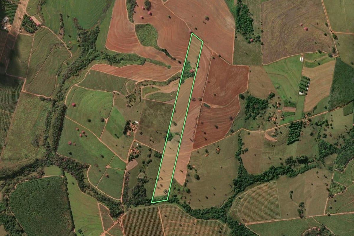 Imagem de satélite do imóvel rural em Nhandeara (SP), com o contorno declarado no CAR desenhado por cima.