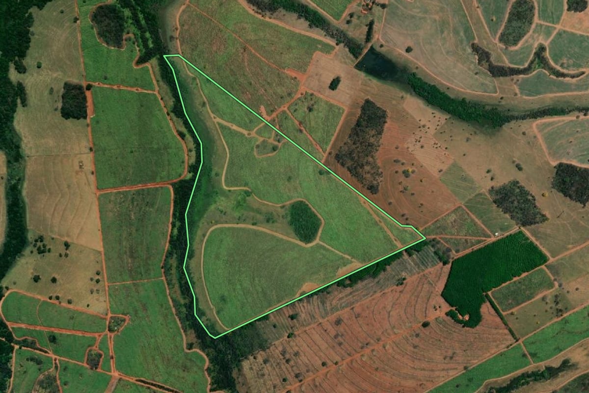 Imagem de satélite do imóvel rural em Nhandeara (SP), com o contorno declarado no CAR desenhado por cima.