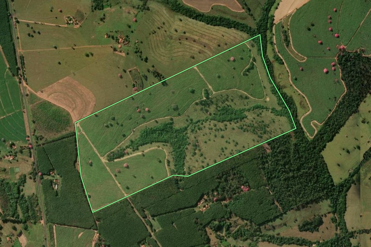 Imagem de satélite do imóvel rural em Nhandeara (SP), com o contorno declarado no CAR desenhado por cima.