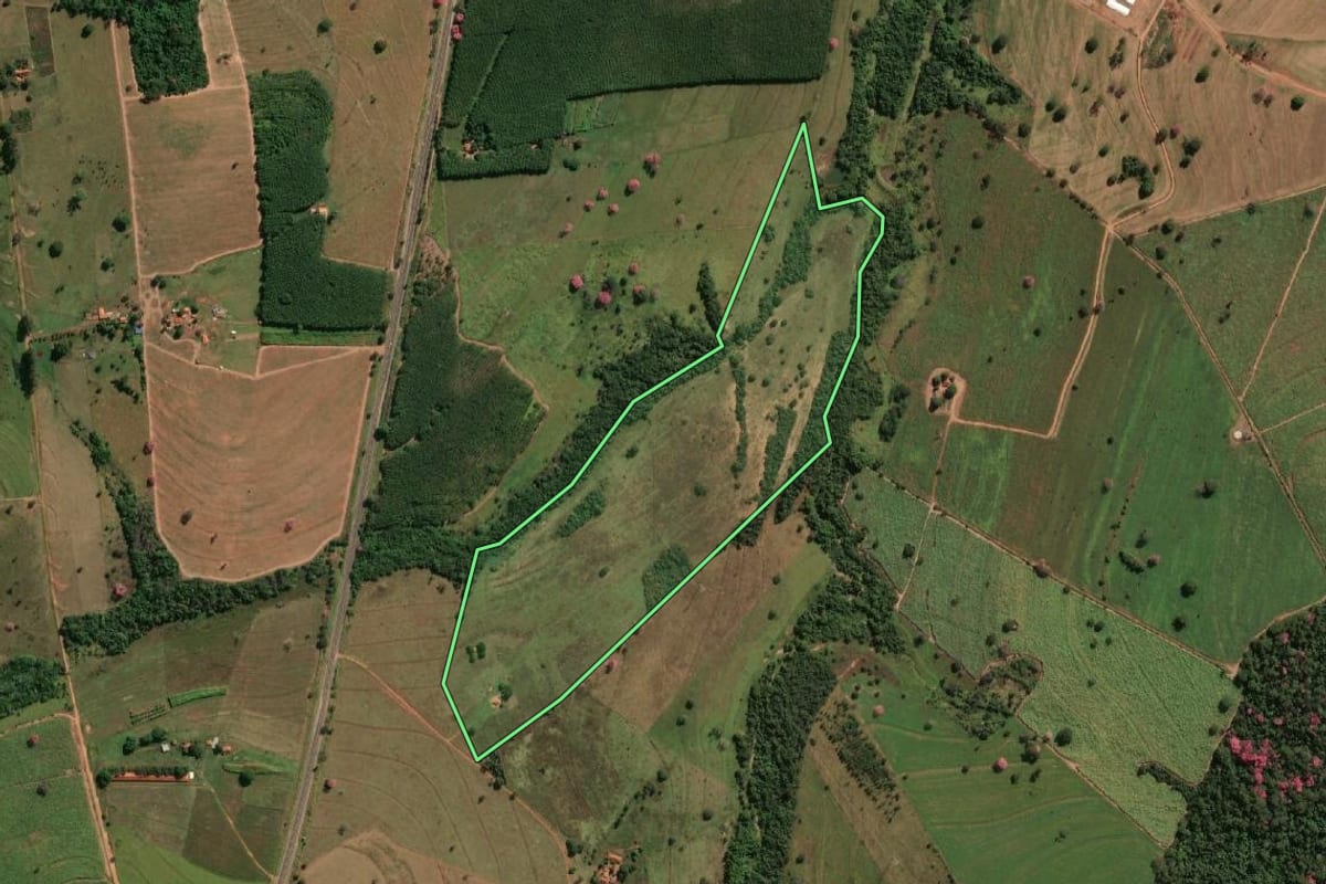Imagem de satélite do imóvel rural em Nhandeara (SP), com o contorno declarado no CAR desenhado por cima.
