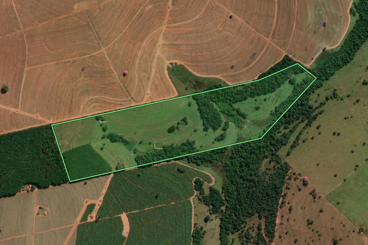 Imagem de satélite do imóvel rural em Nhandeara (SP), com o contorno declarado no CAR desenhado por cima.