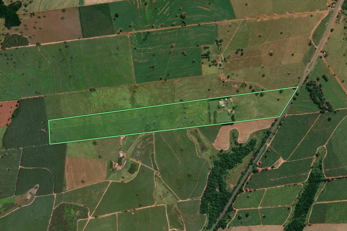 Imagem de satélite do imóvel rural em Nhandeara (SP), com o contorno declarado no CAR desenhado por cima.
