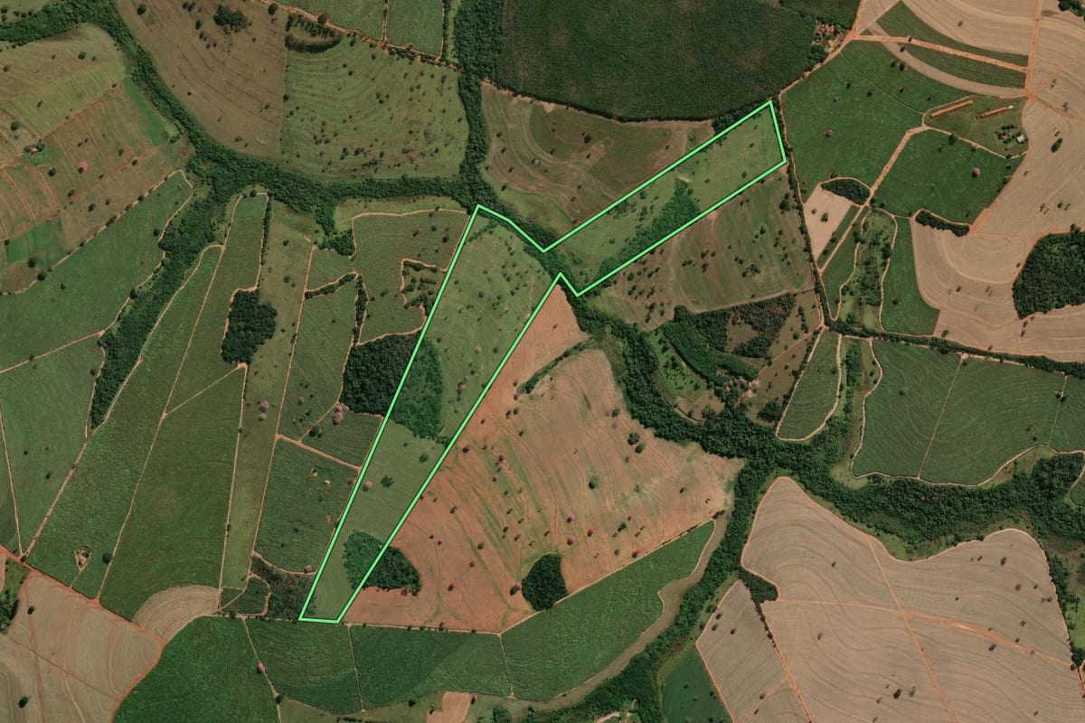 Imagem de satélite do imóvel rural em Nhandeara (SP), com o contorno declarado no CAR desenhado por cima.