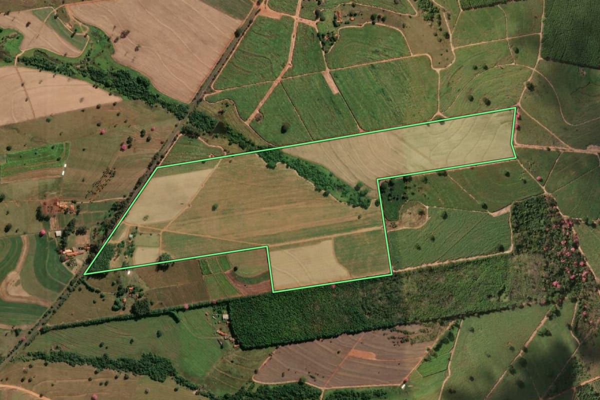 Imagem de satélite do imóvel rural em Nhandeara (SP), com o contorno declarado no CAR desenhado por cima.