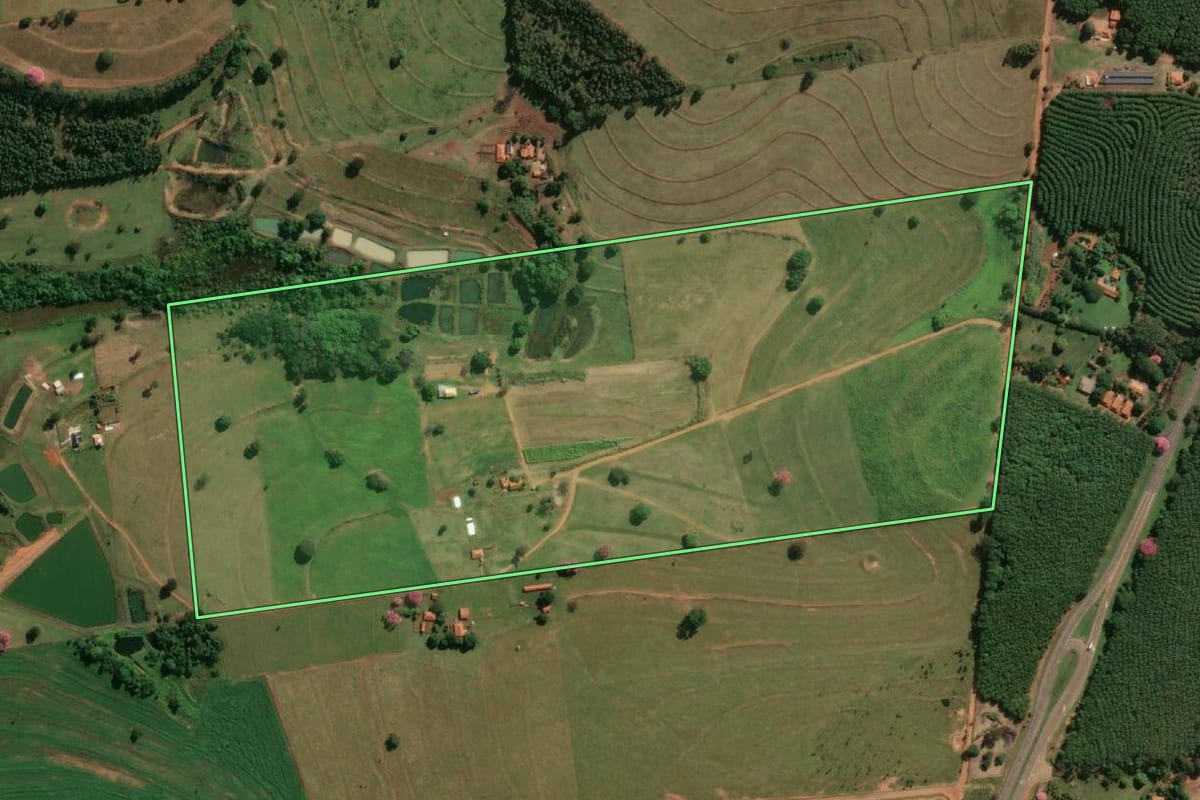 Imagem de satélite do imóvel rural em Nhandeara (SP), com o contorno declarado no CAR desenhado por cima.