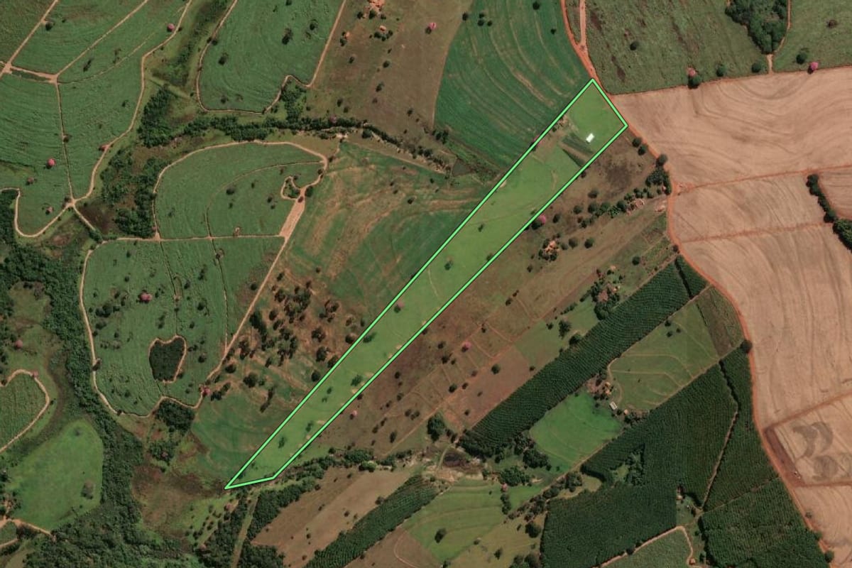 Imagem de satélite do imóvel rural em Nhandeara (SP), com o contorno declarado no CAR desenhado por cima.