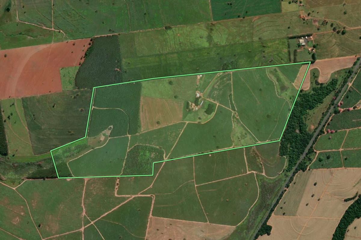 Imagem de satélite do imóvel rural em Nhandeara (SP), com o contorno declarado no CAR desenhado por cima.