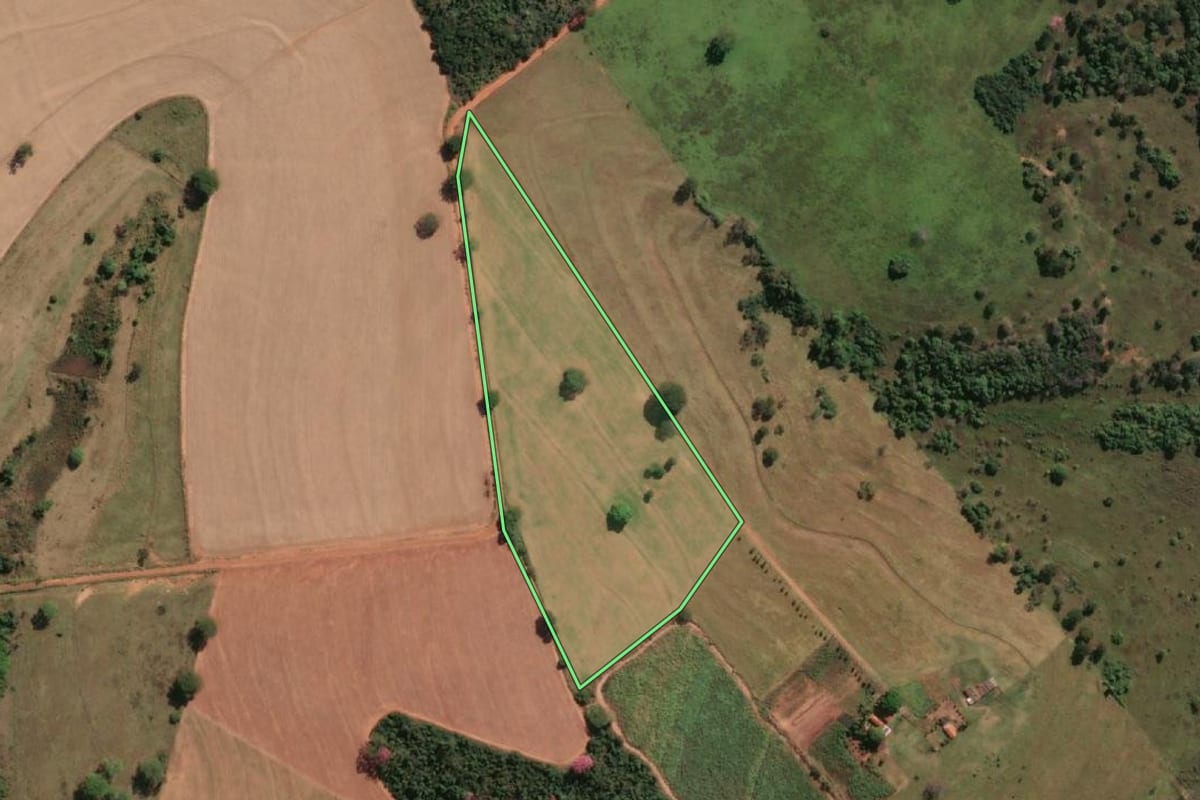 Imagem de satélite do imóvel rural em Nhandeara (SP), com o contorno declarado no CAR desenhado por cima.