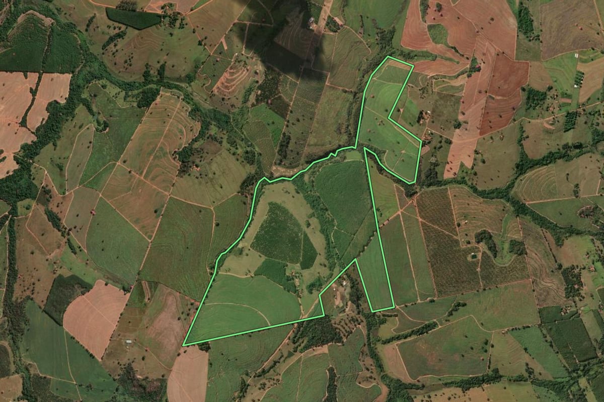 Imagem de satélite do imóvel rural em Nhandeara (SP), com o contorno declarado no CAR desenhado por cima.