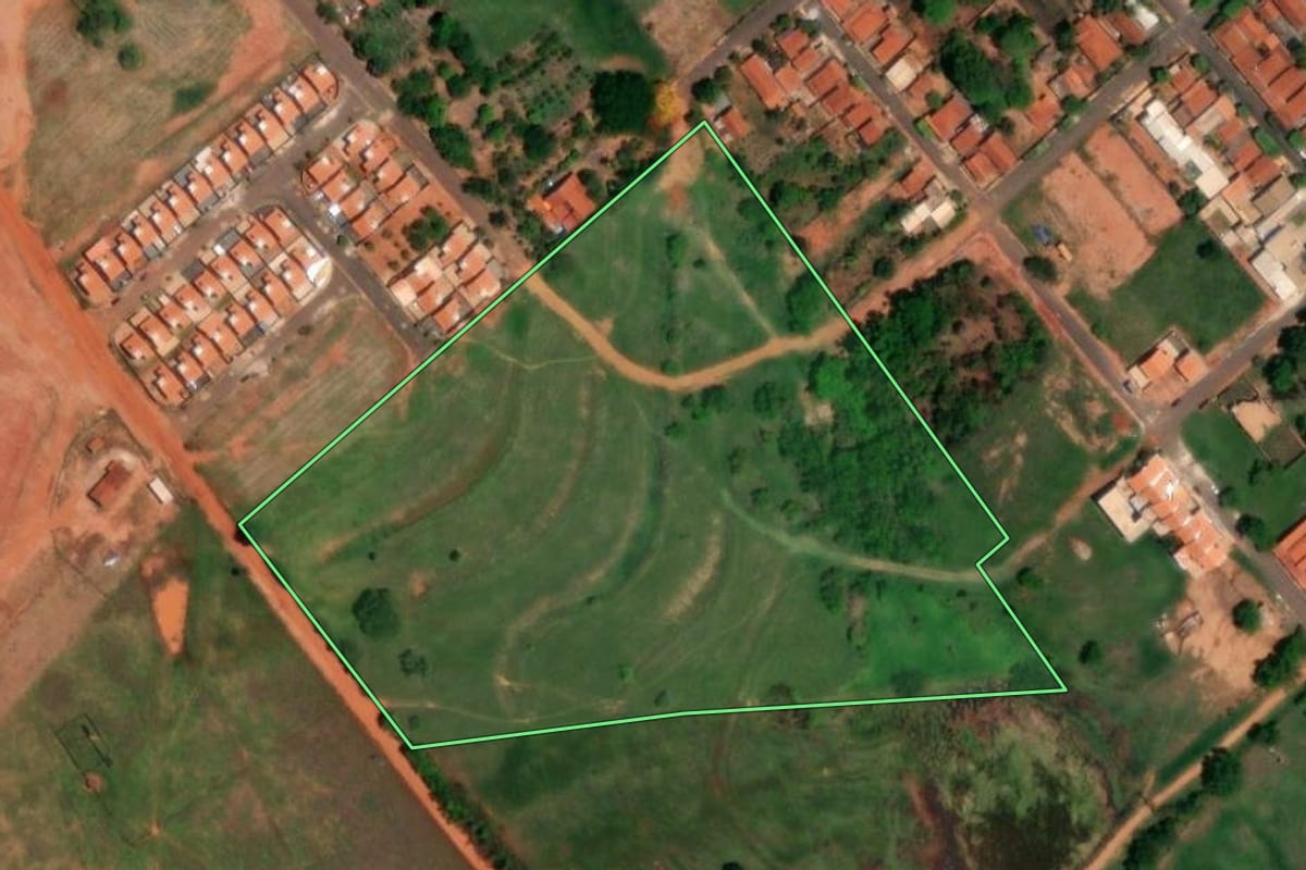 Imagem de satélite do imóvel rural em Nipoã (SP), com o contorno declarado no CAR desenhado por cima.