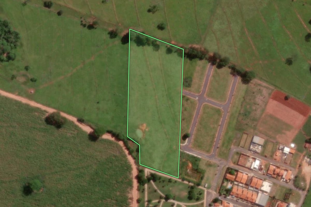 Imagem de satélite do imóvel rural em Nova Aliança (SP), com o contorno declarado no CAR desenhado por cima.