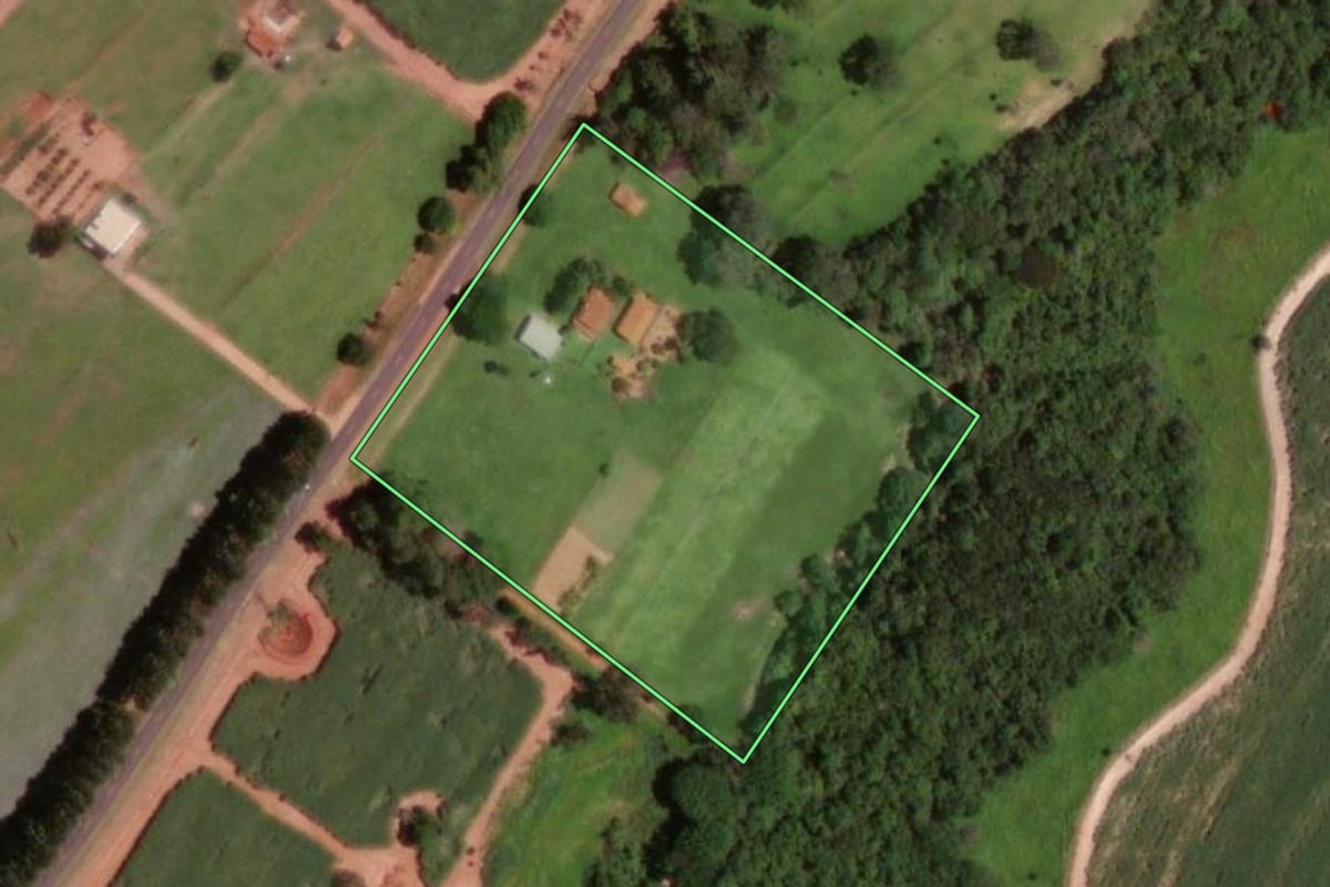 Imagem de satélite do imóvel rural em Nova Aliança (SP), com o contorno declarado no CAR desenhado por cima.