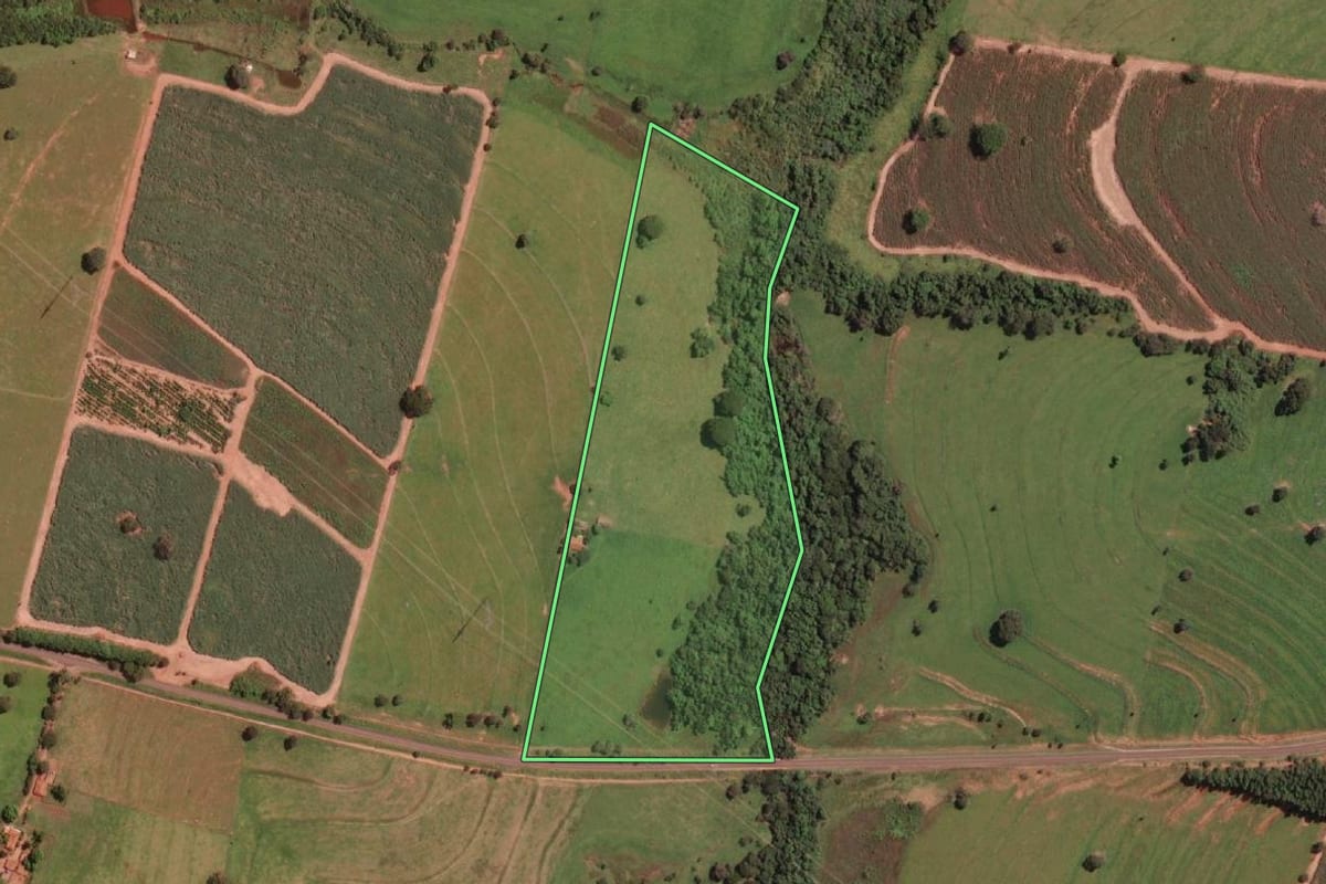 Imagem de satélite do imóvel rural em Nova Aliança (SP), com o contorno declarado no CAR desenhado por cima.