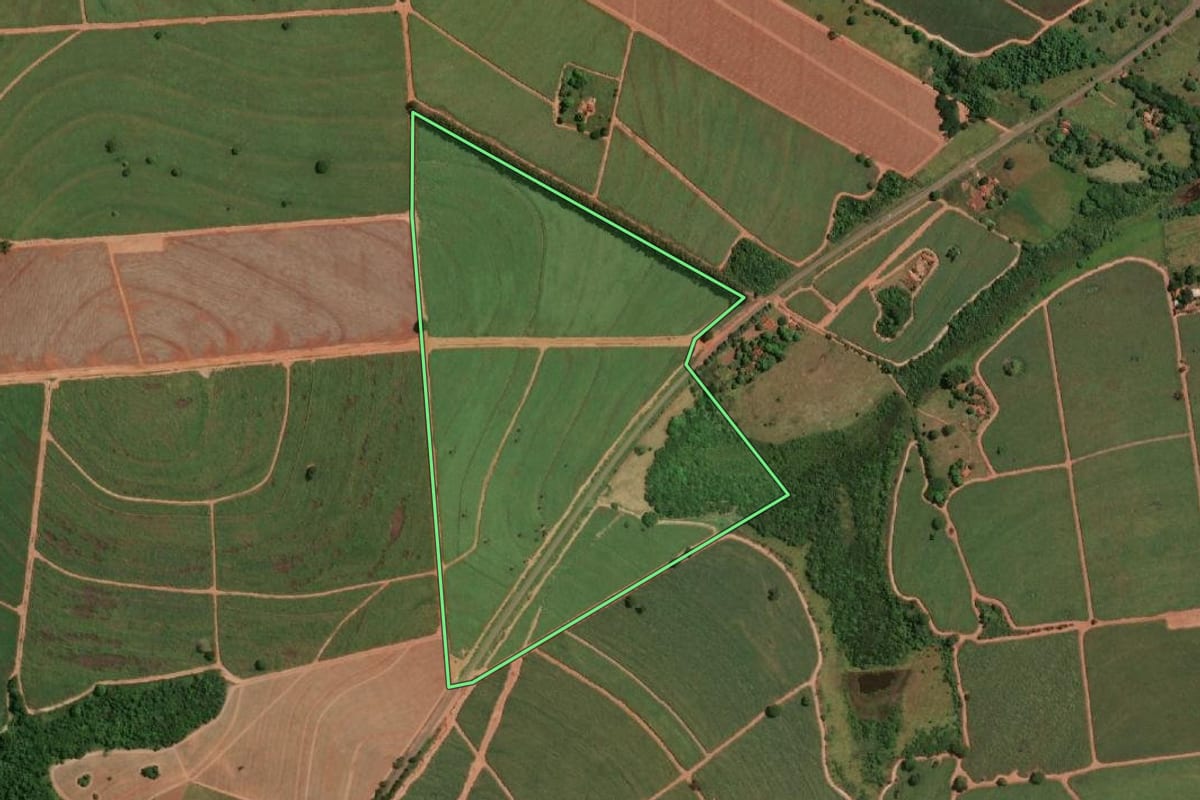 Imagem de satélite do imóvel rural em Nova Aliança (SP), com o contorno declarado no CAR desenhado por cima.