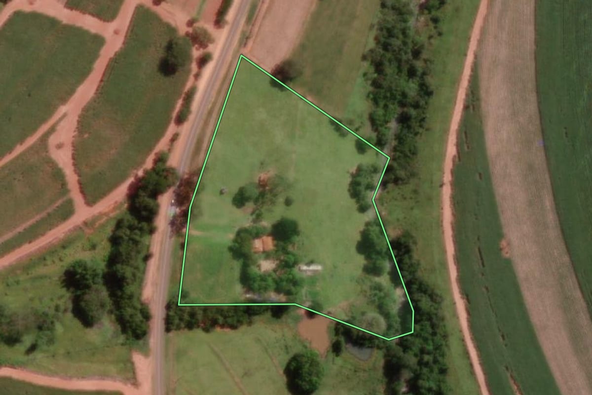 Imagem de satélite do imóvel rural em Nova Aliança (SP), com o contorno declarado no CAR desenhado por cima.