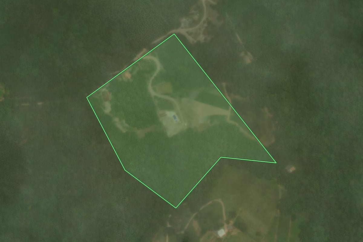 Imagem de satélite do imóvel rural em Nova Campina (SP), com o contorno declarado no CAR desenhado por cima.