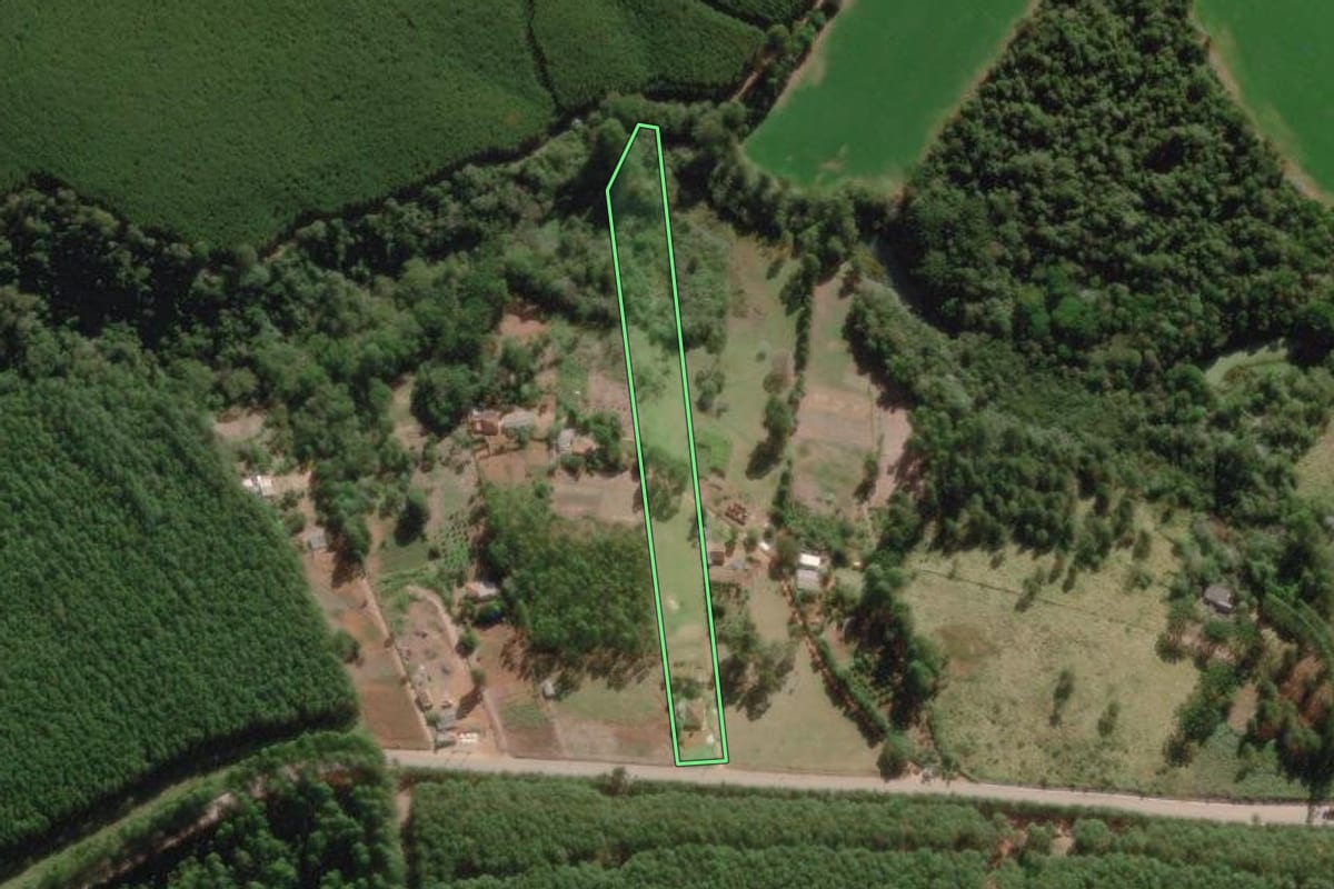 Imagem de satélite do imóvel rural em Nova Campina (SP), com o contorno declarado no CAR desenhado por cima.
