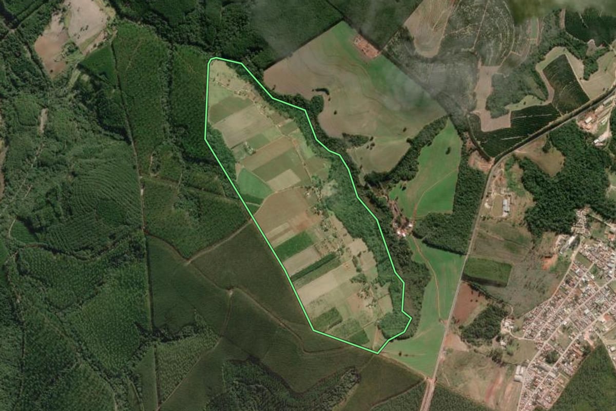 Imagem de satélite do imóvel rural em Nova Campina (SP), com o contorno declarado no CAR desenhado por cima.
