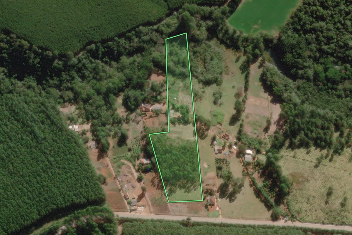 Imagem de satélite do imóvel rural em Nova Campina (SP), com o contorno declarado no CAR desenhado por cima.