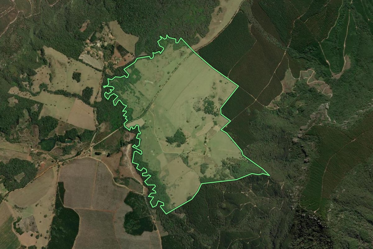 Imagem de satélite do imóvel rural em Nova Campina (SP), com o contorno declarado no CAR desenhado por cima.