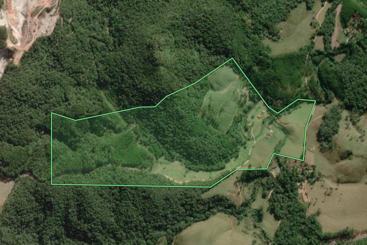 Imagem de satélite do imóvel rural em Nova Campina (SP), com o contorno declarado no CAR desenhado por cima.