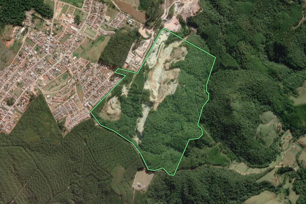 Imagem de satélite do imóvel rural em Nova Campina (SP), com o contorno declarado no CAR desenhado por cima.