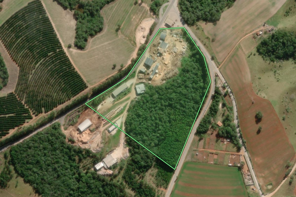Imagem de satélite do imóvel rural em Nova Campina (SP), com o contorno declarado no CAR desenhado por cima.