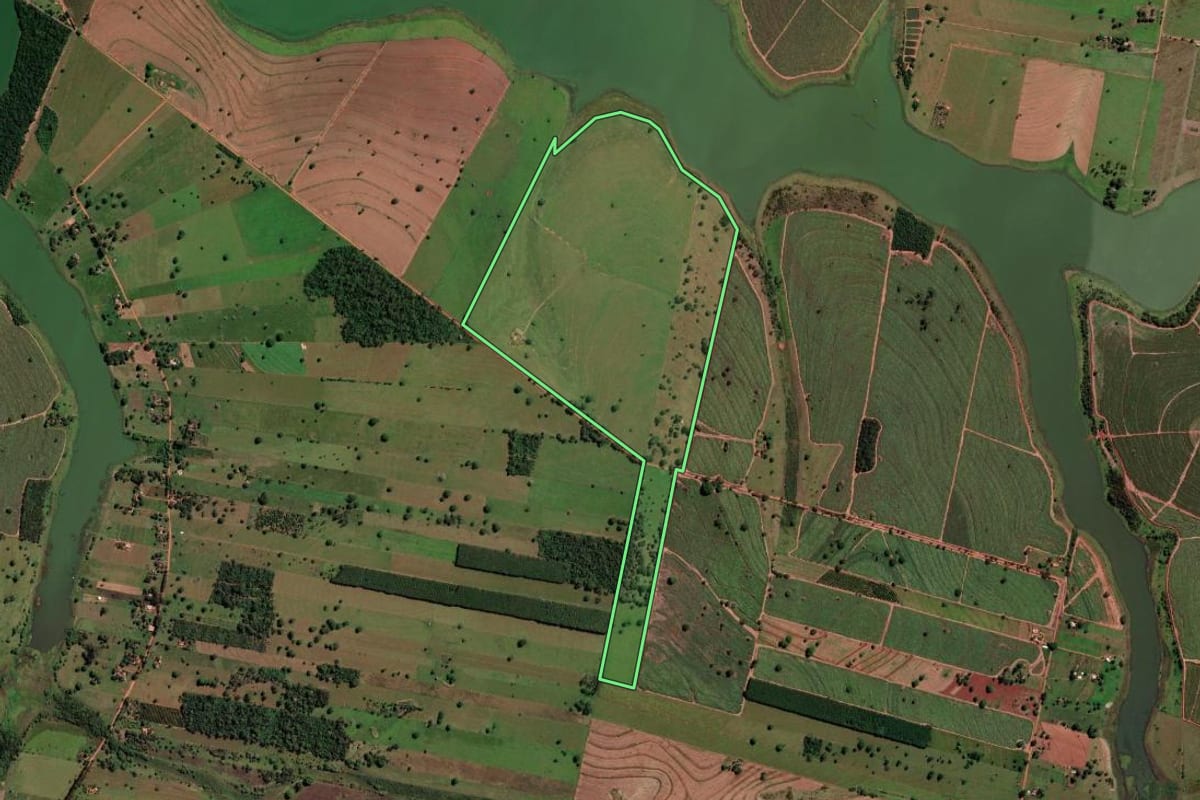 Imagem de satélite do imóvel rural em Nova Canaã Paulista (SP), com o contorno declarado no CAR desenhado por cima.