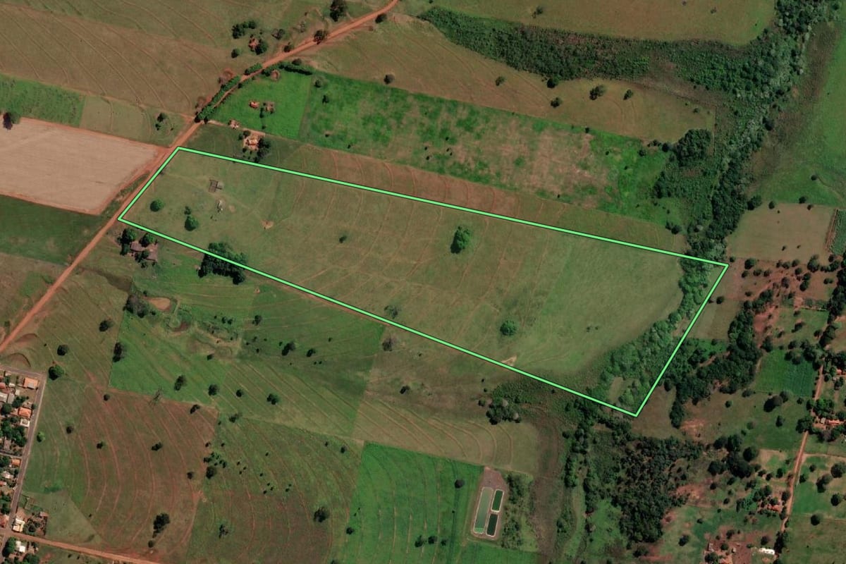 Imagem de satélite do imóvel rural em Nova Canaã Paulista (SP), com o contorno declarado no CAR desenhado por cima.