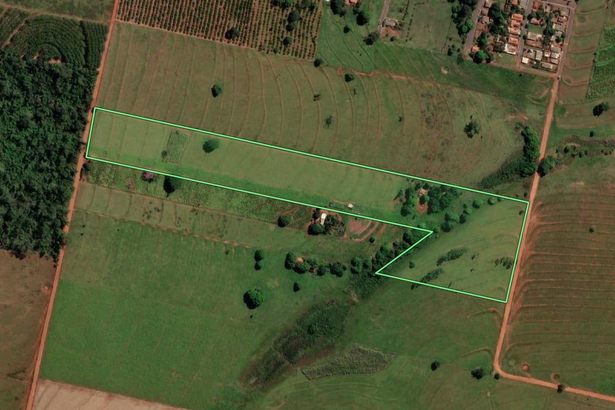 Imagem de satélite do imóvel rural em Nova Canaã Paulista (SP), com o contorno declarado no CAR desenhado por cima.