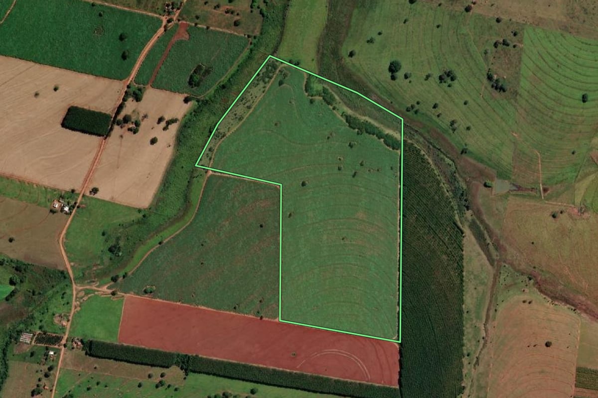 Imagem de satélite do imóvel rural em Nova Canaã Paulista (SP), com o contorno declarado no CAR desenhado por cima.