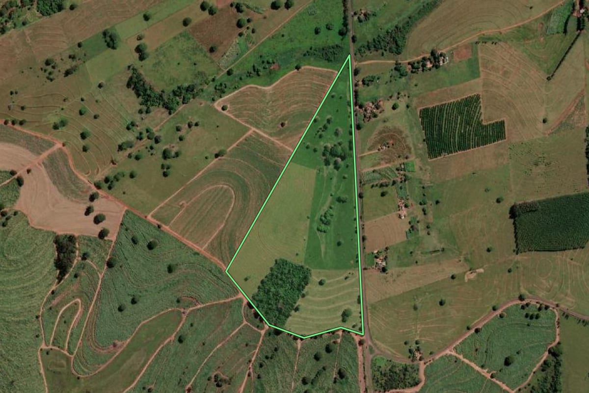 Imagem de satélite do imóvel rural em Nova Canaã Paulista (SP), com o contorno declarado no CAR desenhado por cima.