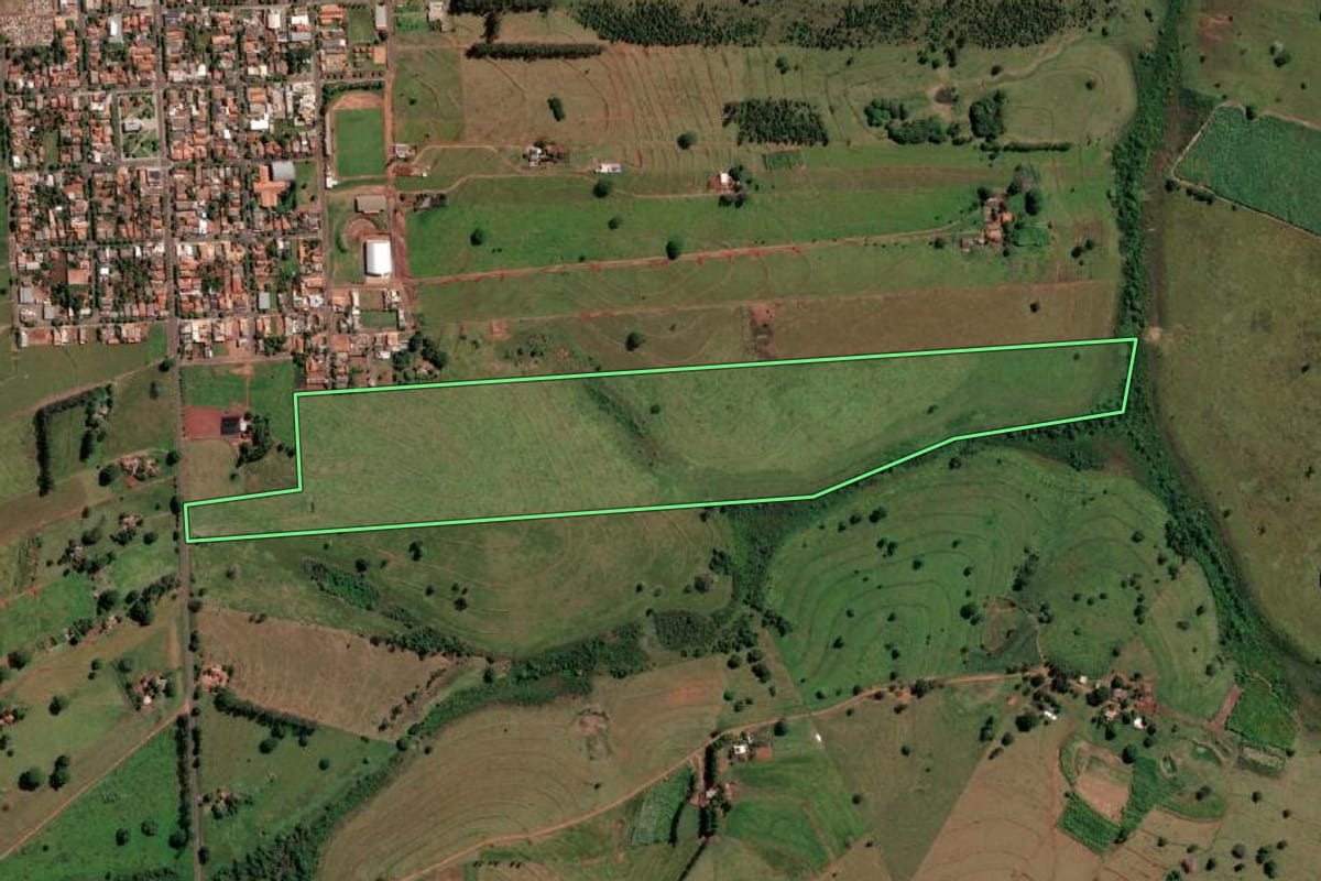 Imagem de satélite do imóvel rural em Nova Canaã Paulista (SP), com o contorno declarado no CAR desenhado por cima.