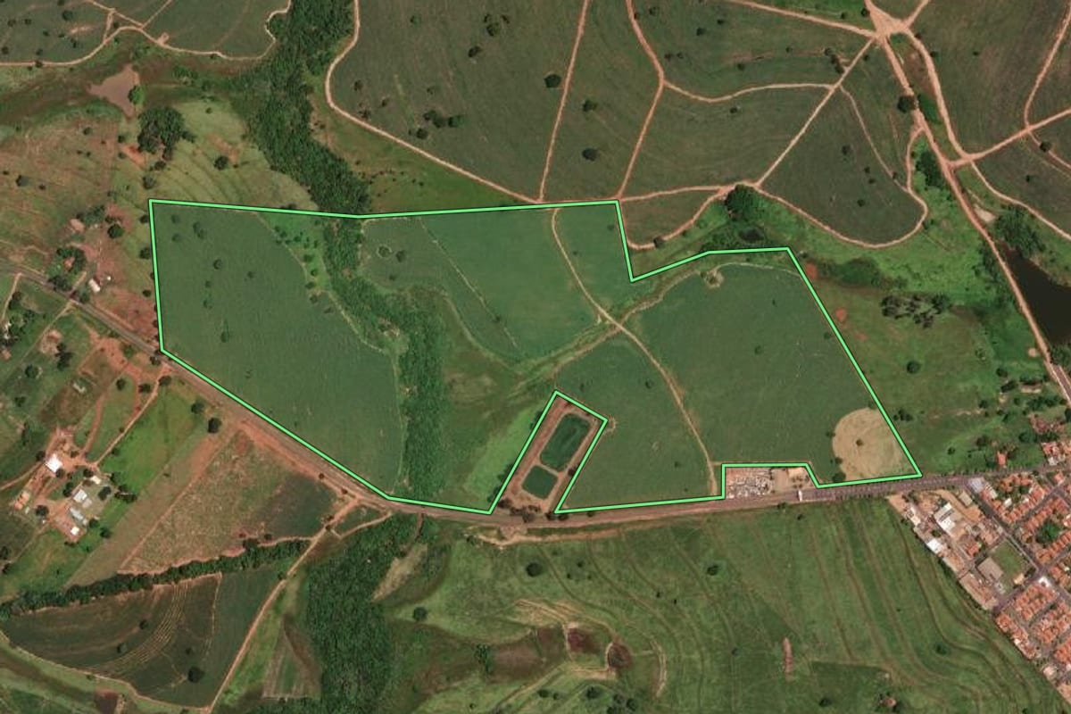 Imagem de satélite do imóvel rural em Nova Castilho (SP), com o contorno declarado no CAR desenhado por cima.