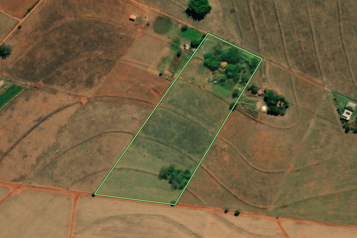 Imagem de satélite do imóvel rural em Nova Granada (SP), com o contorno declarado no CAR desenhado por cima.