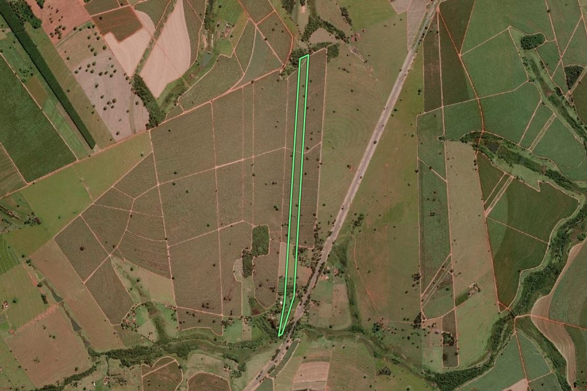 Imagem de satélite do imóvel rural em Nova Granada (SP), com o contorno declarado no CAR desenhado por cima.