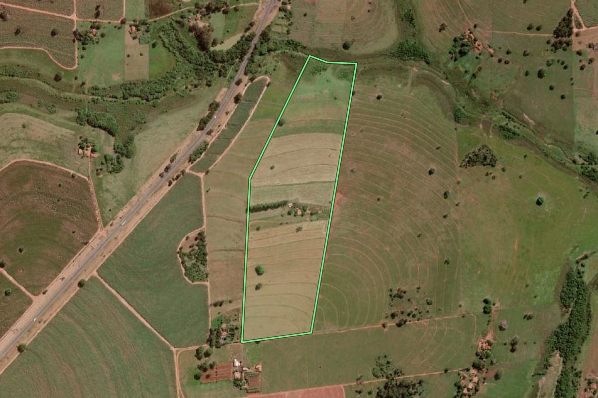 Imagem de satélite do imóvel rural em Nova Granada (SP), com o contorno declarado no CAR desenhado por cima.