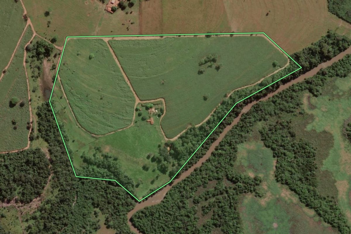 Imagem de satélite do imóvel rural em Nova Granada (SP), com o contorno declarado no CAR desenhado por cima.